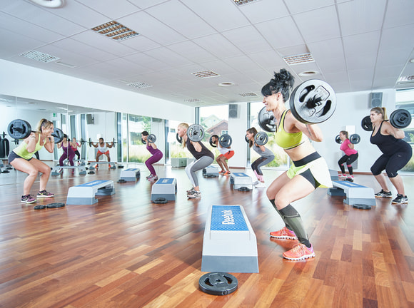 Allenamento di body pump in un ONE Training Center Allenamento di body pump in un ONE Training Center